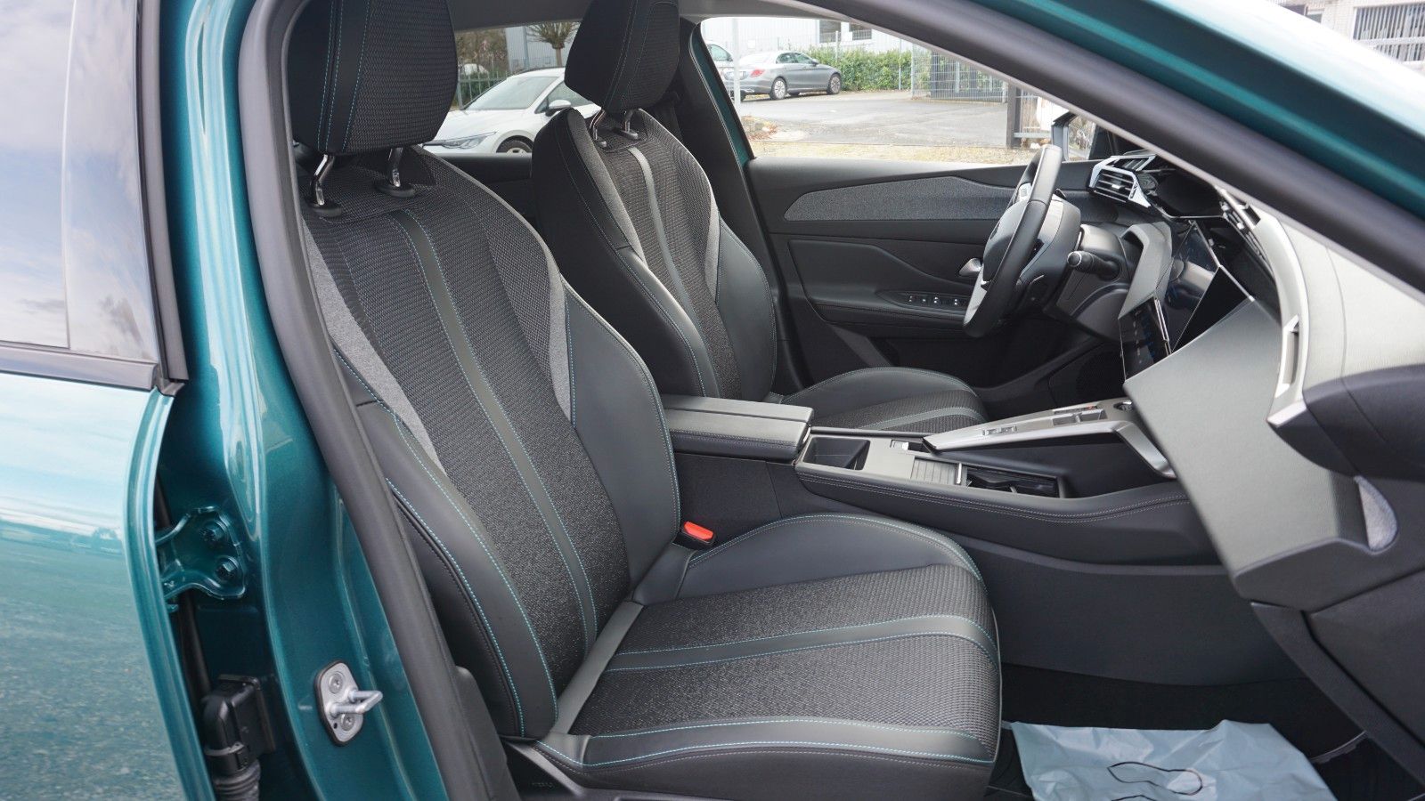 Fahrzeugabbildung Peugeot 308 SW Hybrid 180 Allure T.Leder,Navi,LED,SH,Kam