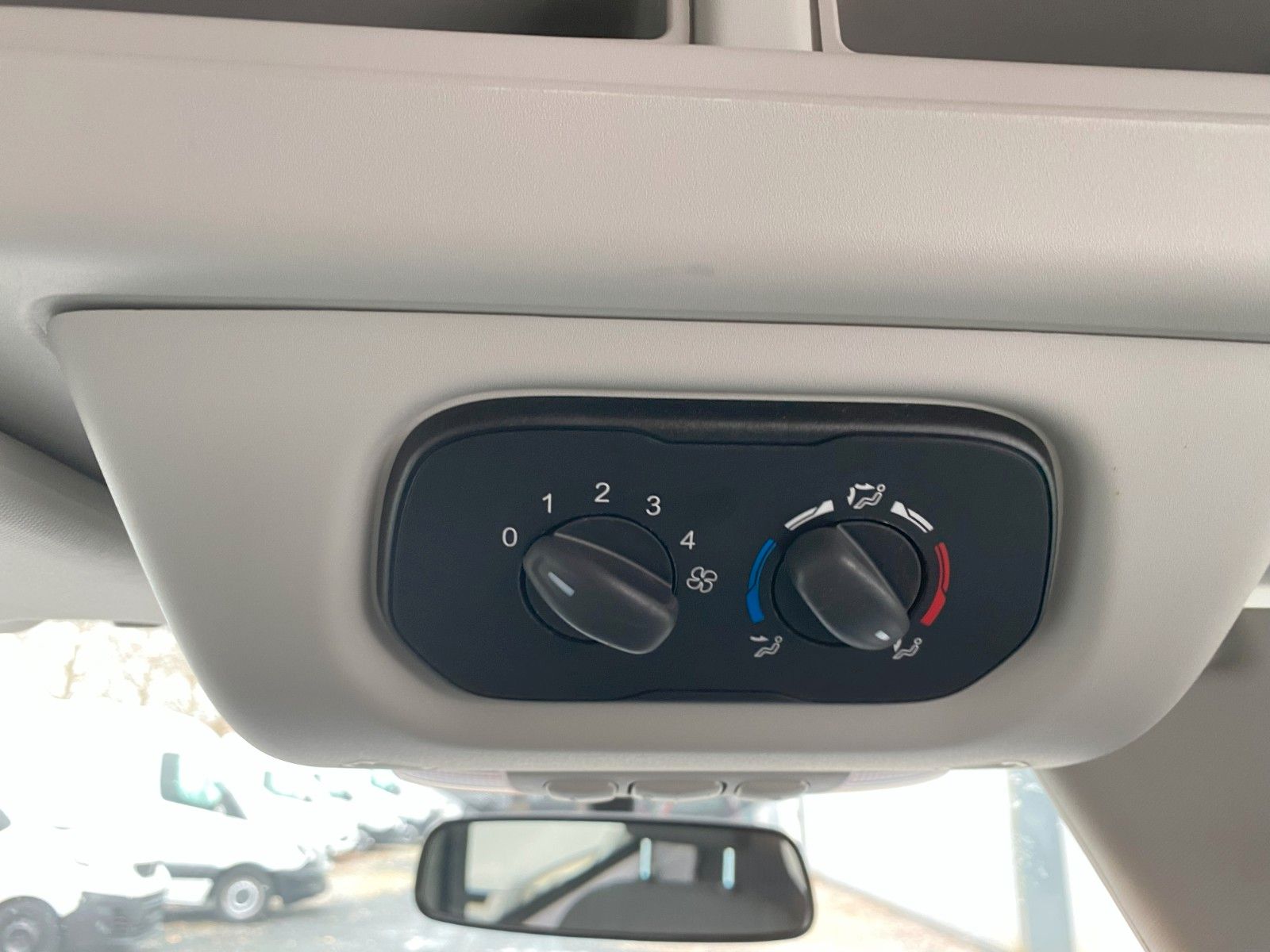 Fahrzeugabbildung Ford Transit Kombi 350 L3 Trend,9SitzerROLLSTHULRAMPE