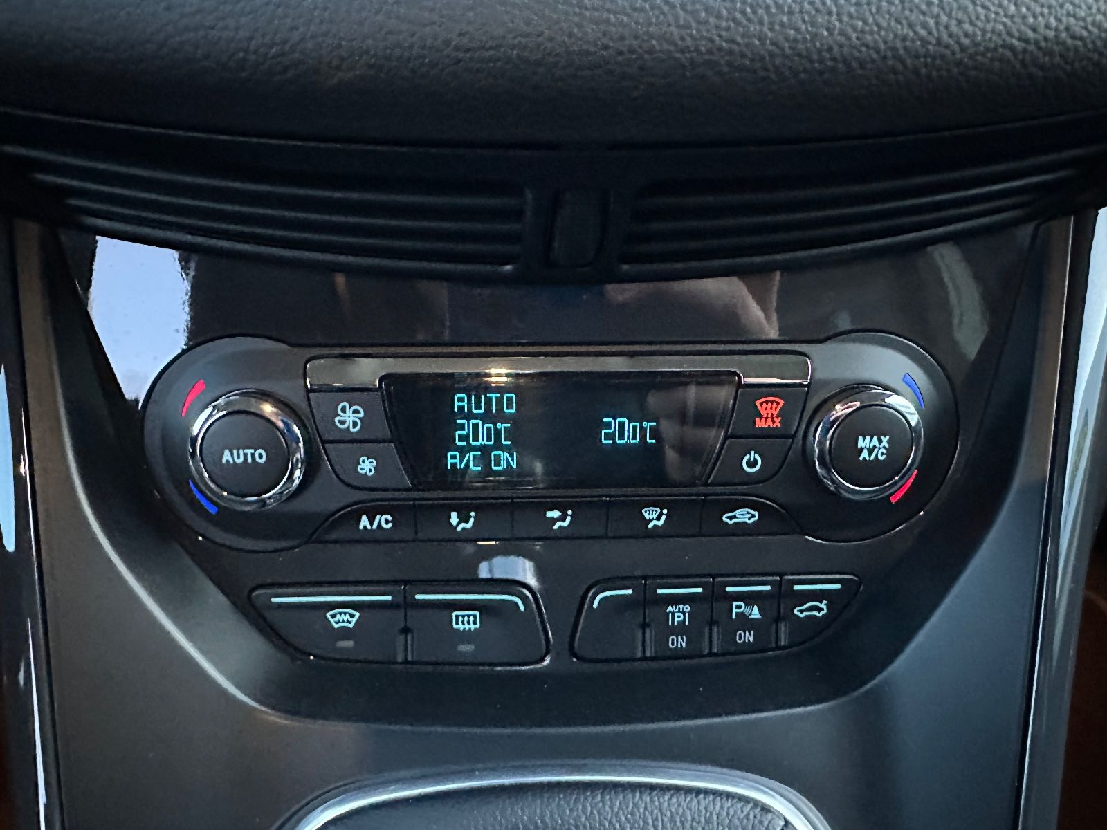 Fahrzeugabbildung Ford Kuga 2.0 TDCi Titanium AHK/Navi/SHZG/GRA