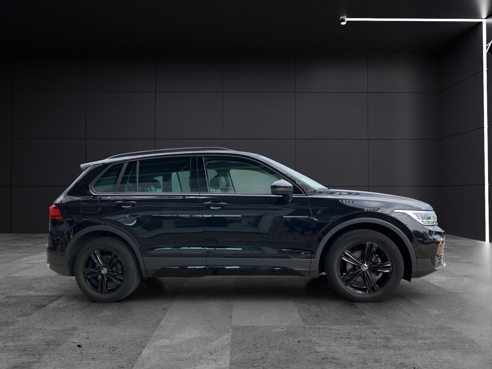 Fahrzeugabbildung Volkswagen Tiguan TDI Urban Sport DSG LED Navi ACC AHK PDC