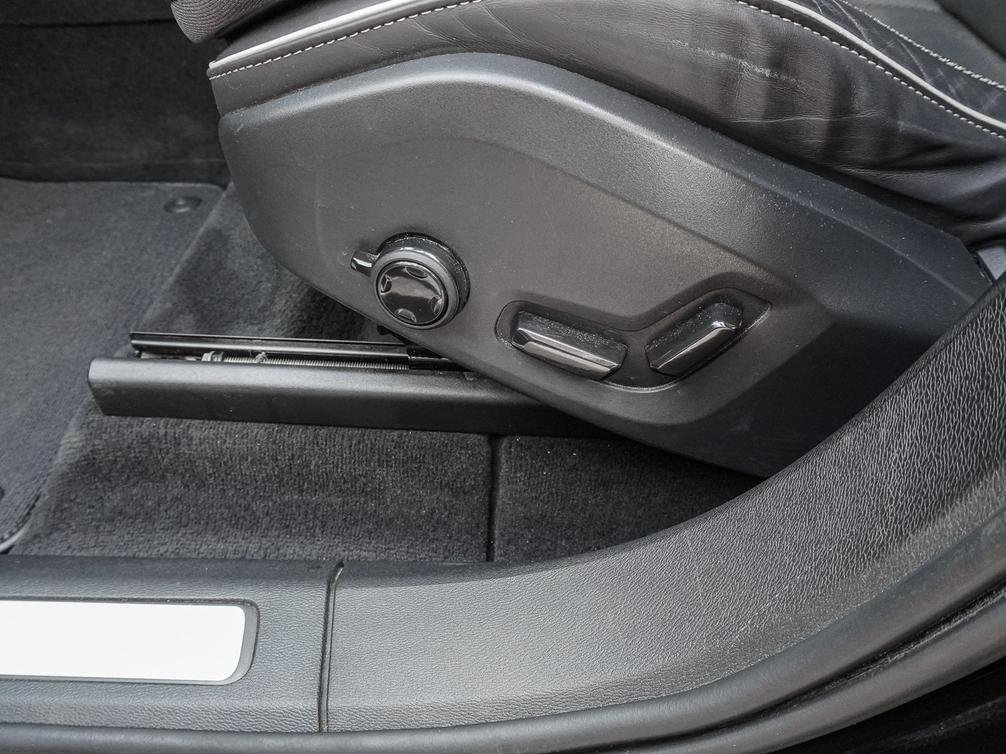 Volvo XC60 R Design AWD AHK Navi Leder Digitales Cockp foto 16