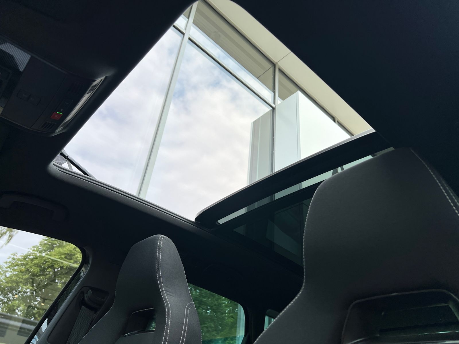 Fahrzeugabbildung SKODA Karoq Sportline 2.0 TSI 4x4 DSG *Panorama, AHK,