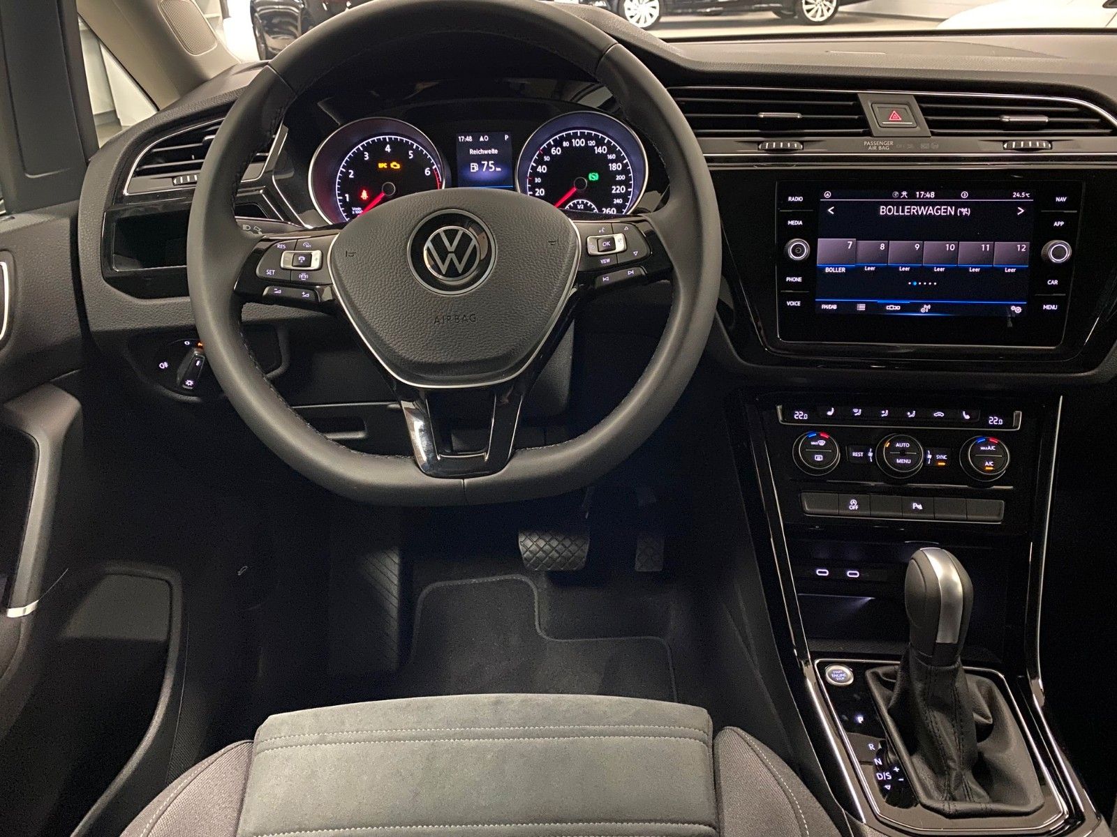 Fahrzeugabbildung Volkswagen Touran 1.5 TSI OPF DSG Highline R-Line+NAVI+LED+