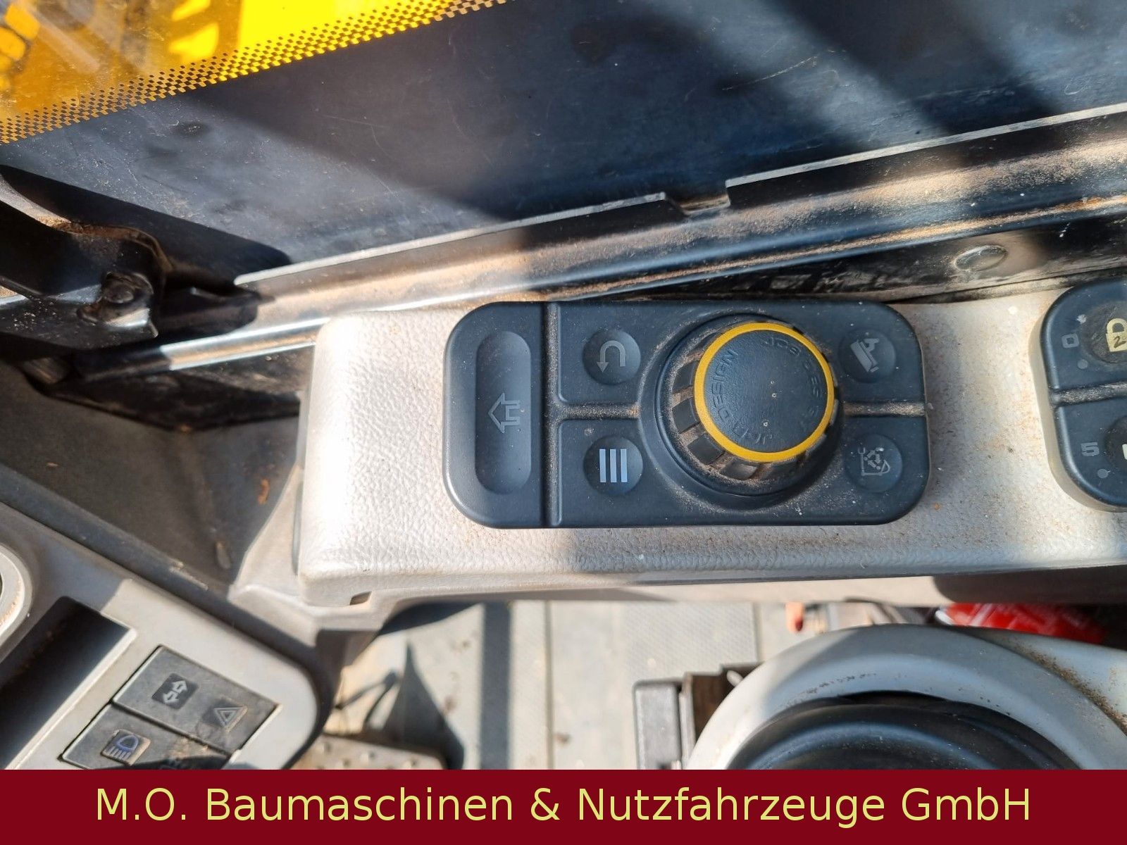 Fahrzeugabbildung JCB 110 W Hydradig / Holzgreifer / 2x Tieflöffel