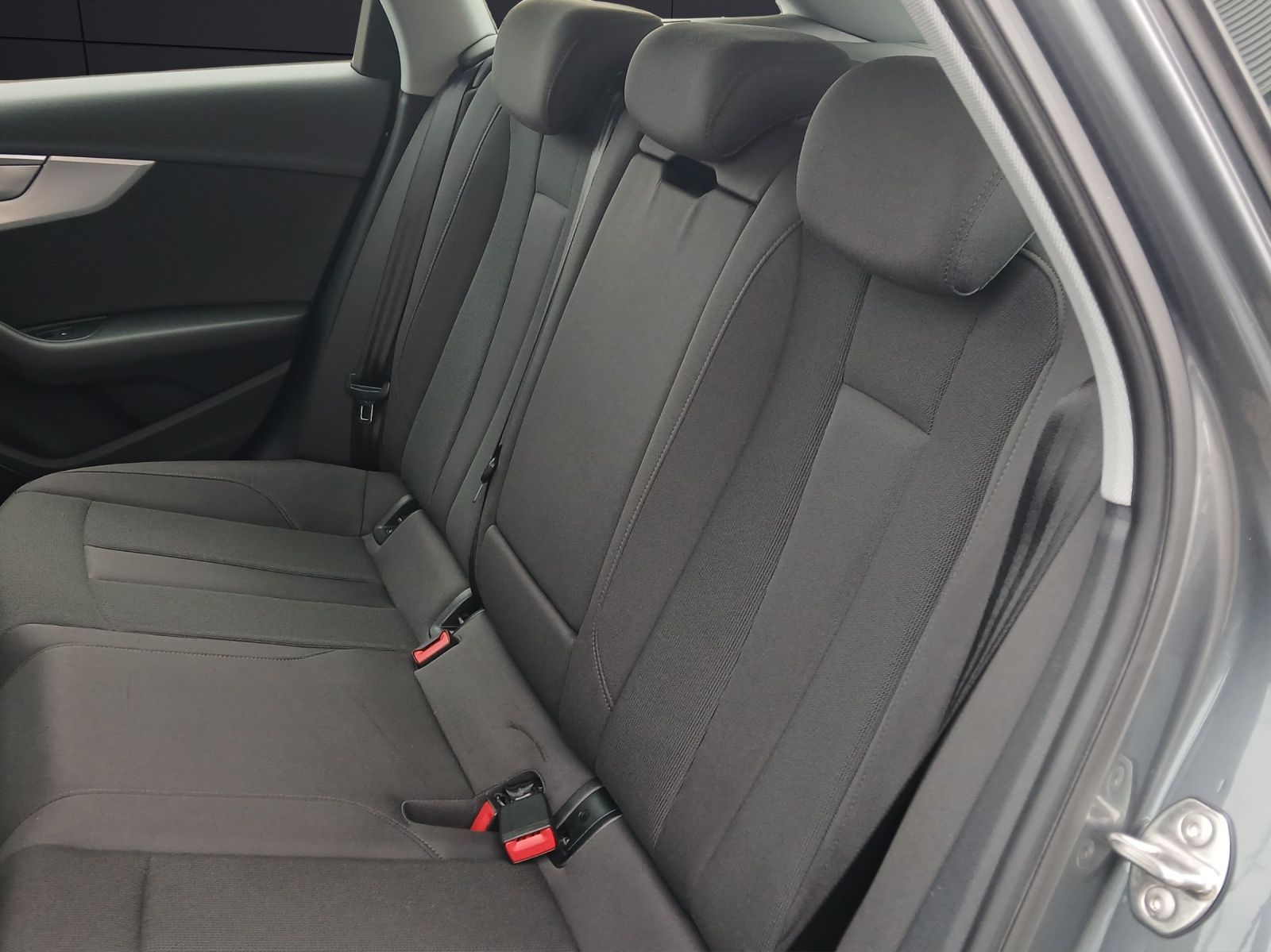 Fahrzeugabbildung Audi A4 Avant 45 TDI sport quattro S-Line Matrix Navi