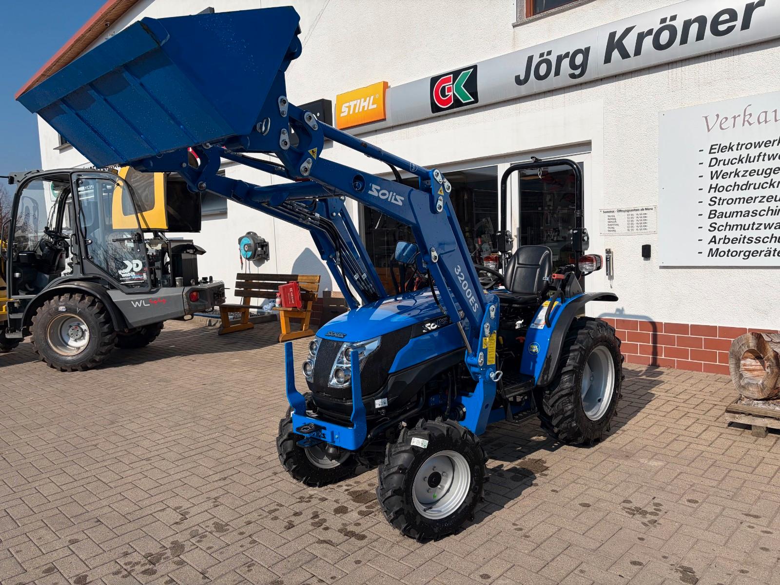 Andere Schlepper Solis 26 mit Frontlader