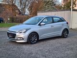 Hyundai i20 blue YES! 1.2 *1.Hand*Viele Extras* - silberne Hyundai i20