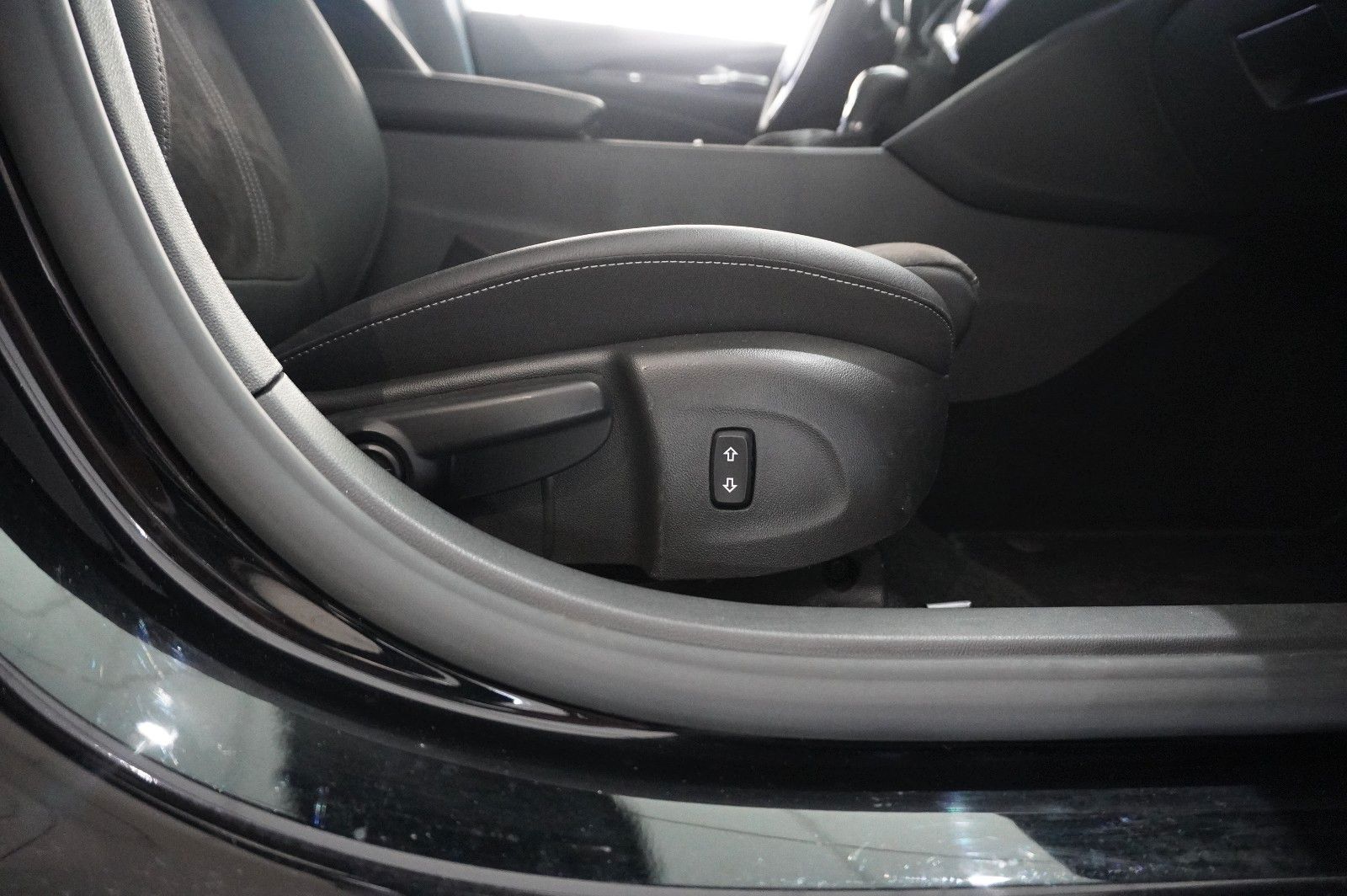 Fahrzeugabbildung Opel Insignia B ST 2.0D ULTIMATE NAVI/OPC/VIRT/SH/AHK