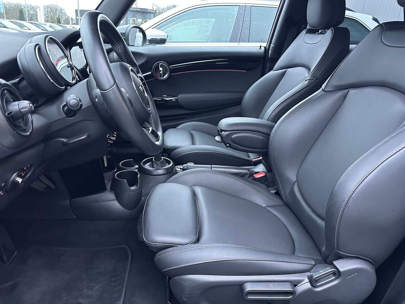 Fahrzeugabbildung MINI Cooper Aut. Classic Trim NAV+LED+PDC+DRASSISTANT