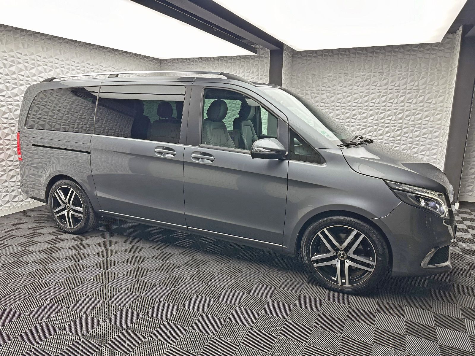 Fahrzeugabbildung Mercedes-Benz V 300d LANG/9G/DISTRO/STANDHZ/360°/BURMESTER/AHK