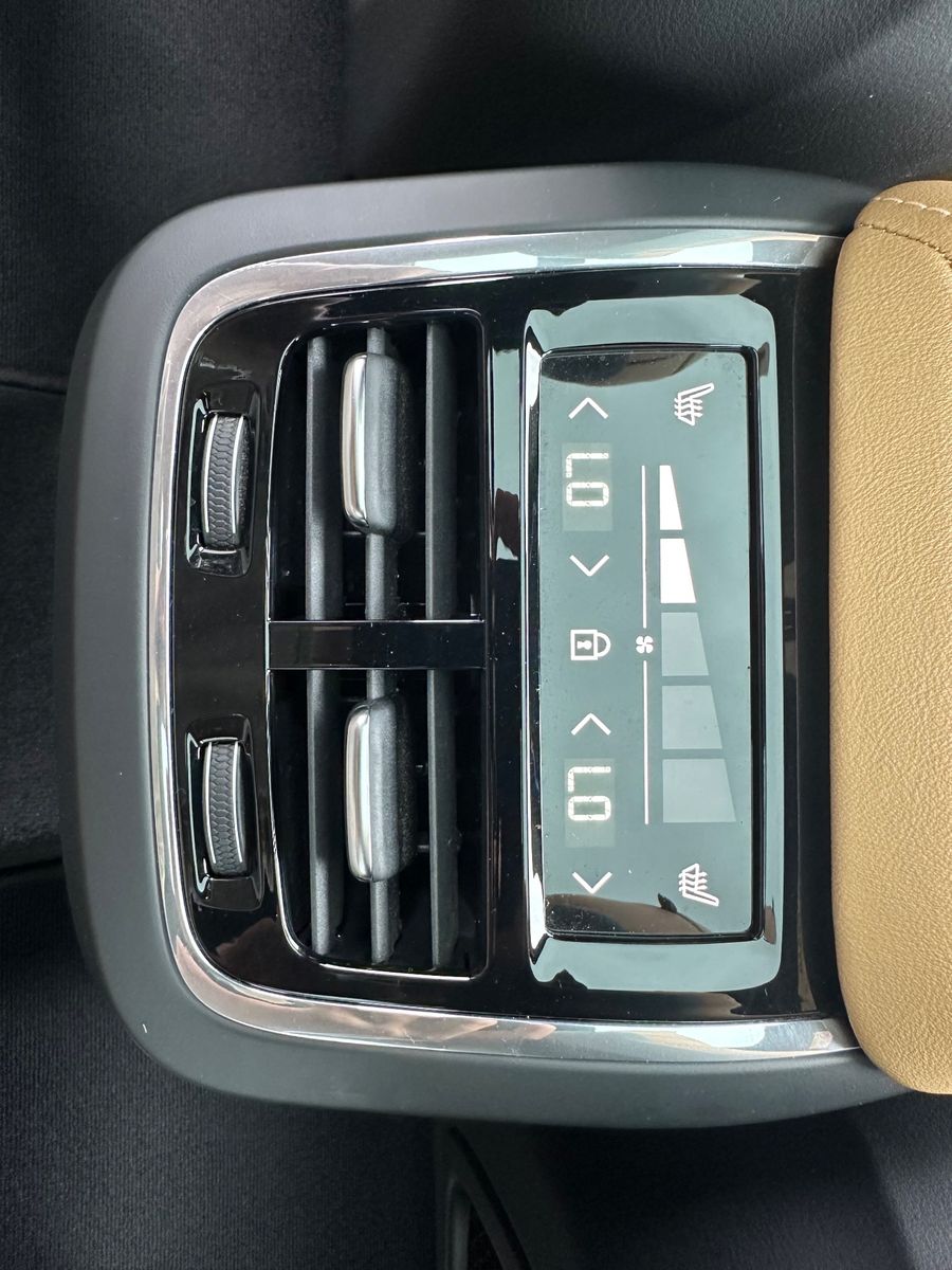 Fahrzeugabbildung Volvo XC60 B5 B AWD Ultimate Bright NAV+LED+PANO+AHK