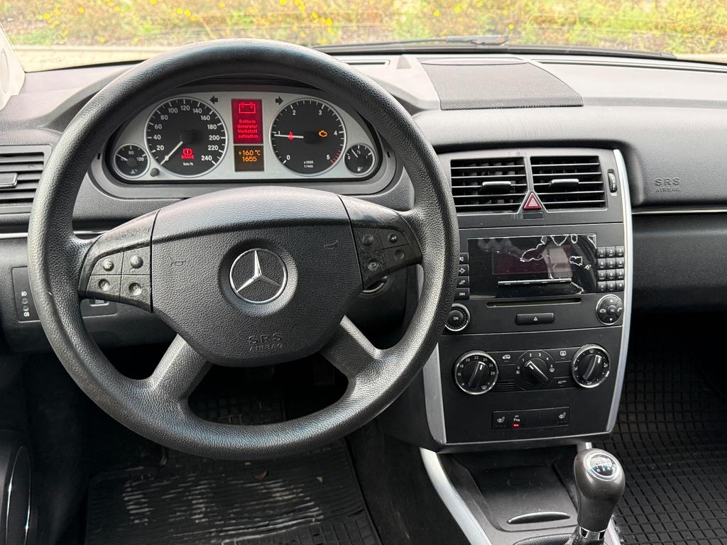 Mercedes-Benz B 180