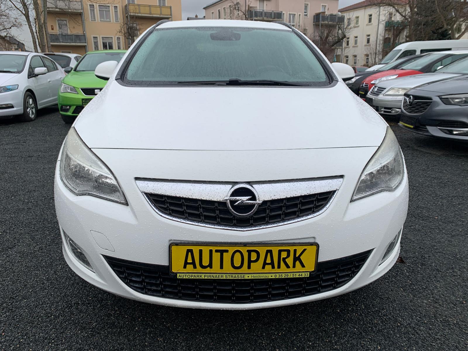 Opel Astra 2011 — rear view