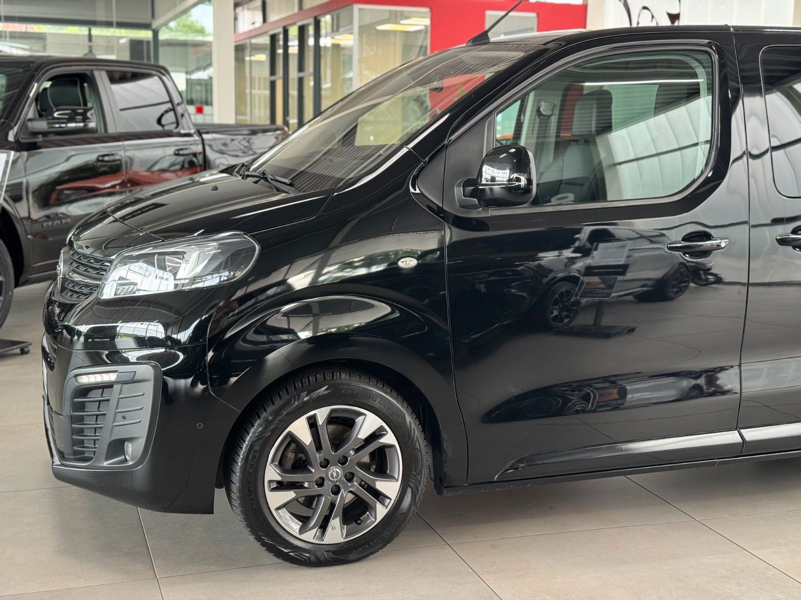 Fahrzeugabbildung Opel Vivaro 2.0 CDTI Automatik Zafira Life "AHK PANO"