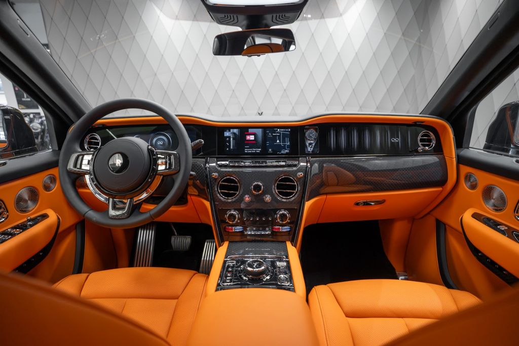 Cullinan BLACK BADGE 2026 BLACK/ORANGE FOOTREST - Bild 19