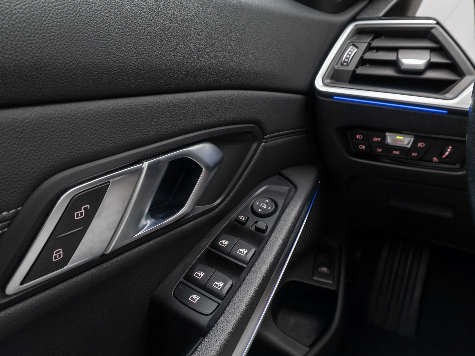 Fahrzeugabbildung BMW 330i xD SportLine Panorama DAB HiFi AHK Komfort