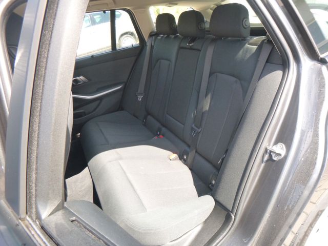 Fahrzeugabbildung BMW 320 i Touring >AUT/AHK/NAV/LED-Licht/PDC<