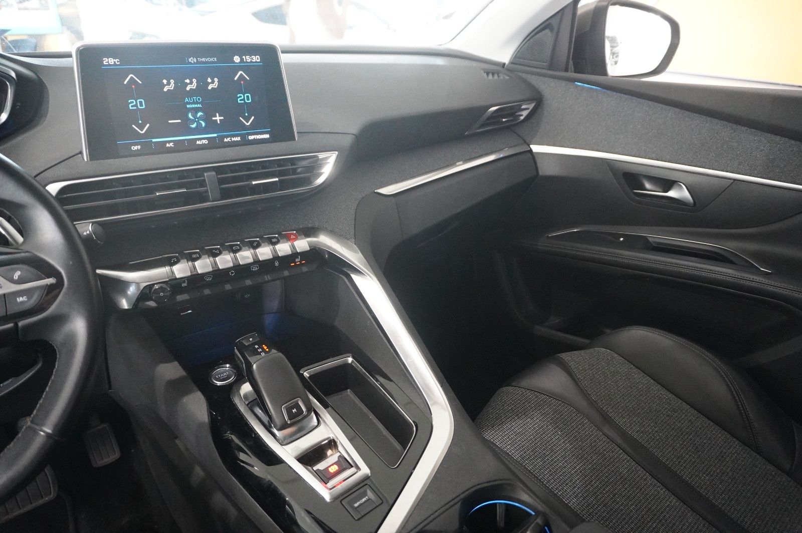 Fahrzeugabbildung Peugeot 5008 1.6D ALLURE 7-SITZER NAVI/KAMERA/SHZ/SPORT