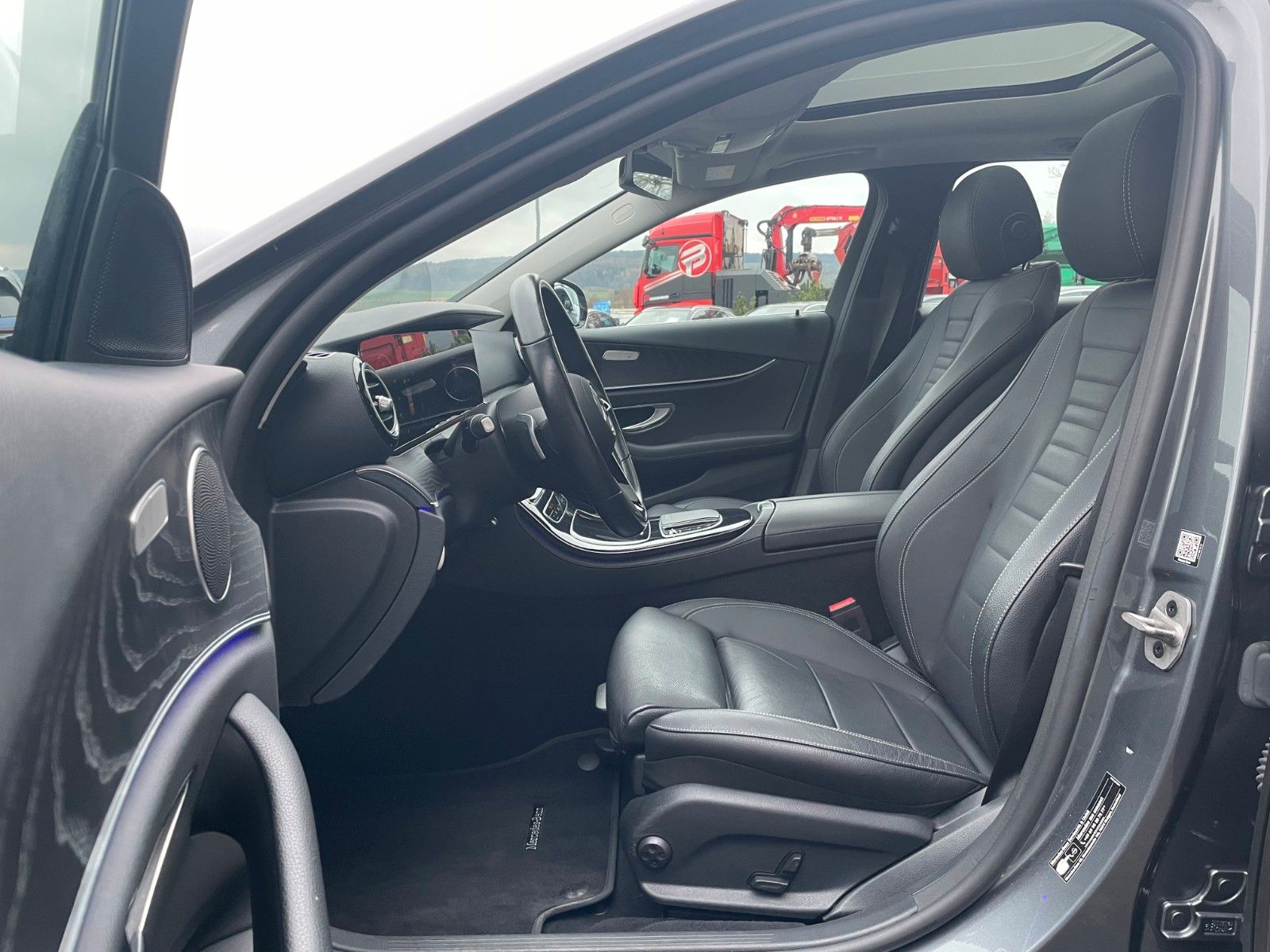 Fahrzeugabbildung Mercedes-Benz E 220 d T Pano+Ambiente+Distr+360°+Comand+DAB