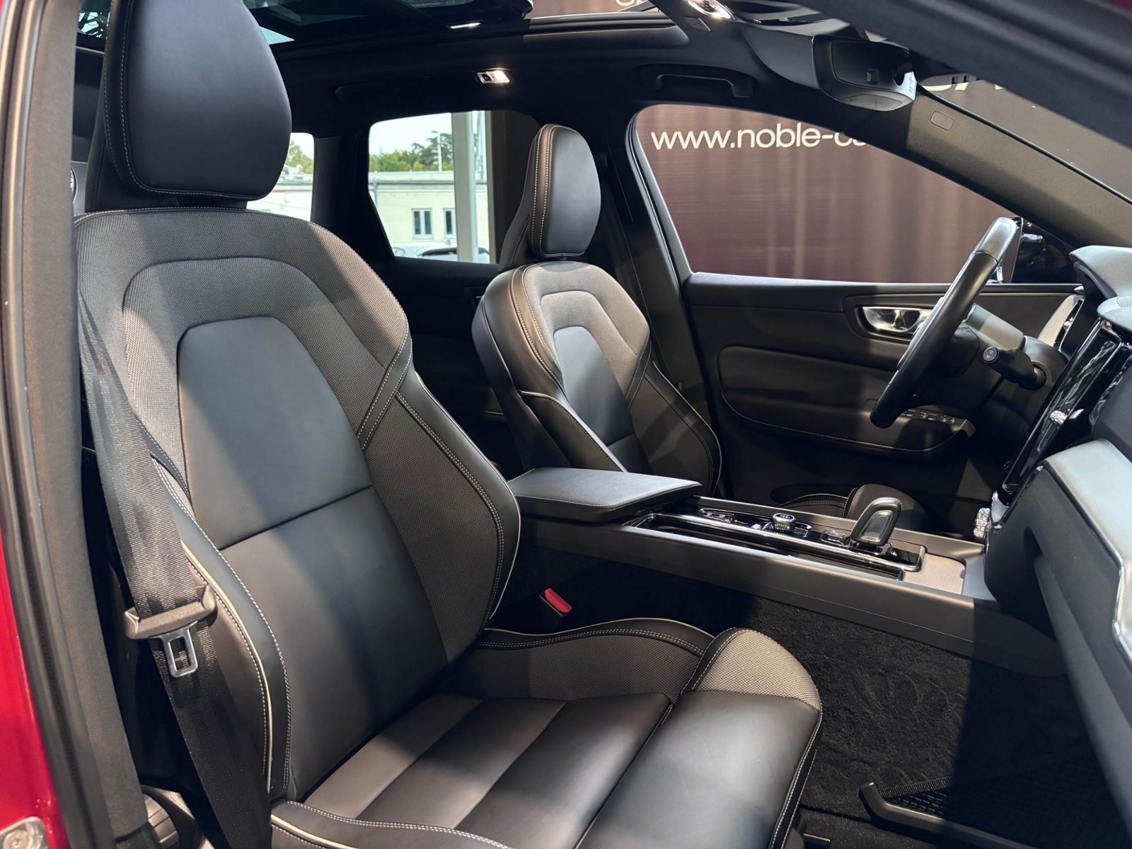 Fahrzeugabbildung Volvo XC60 R Design PANO LED NAVI ALU