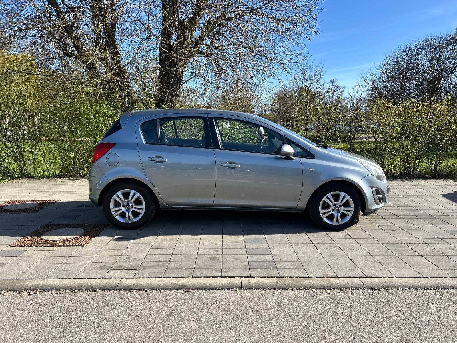 Opel Corsa D Innovation** SCHECKHEFTGEPFLEGT **