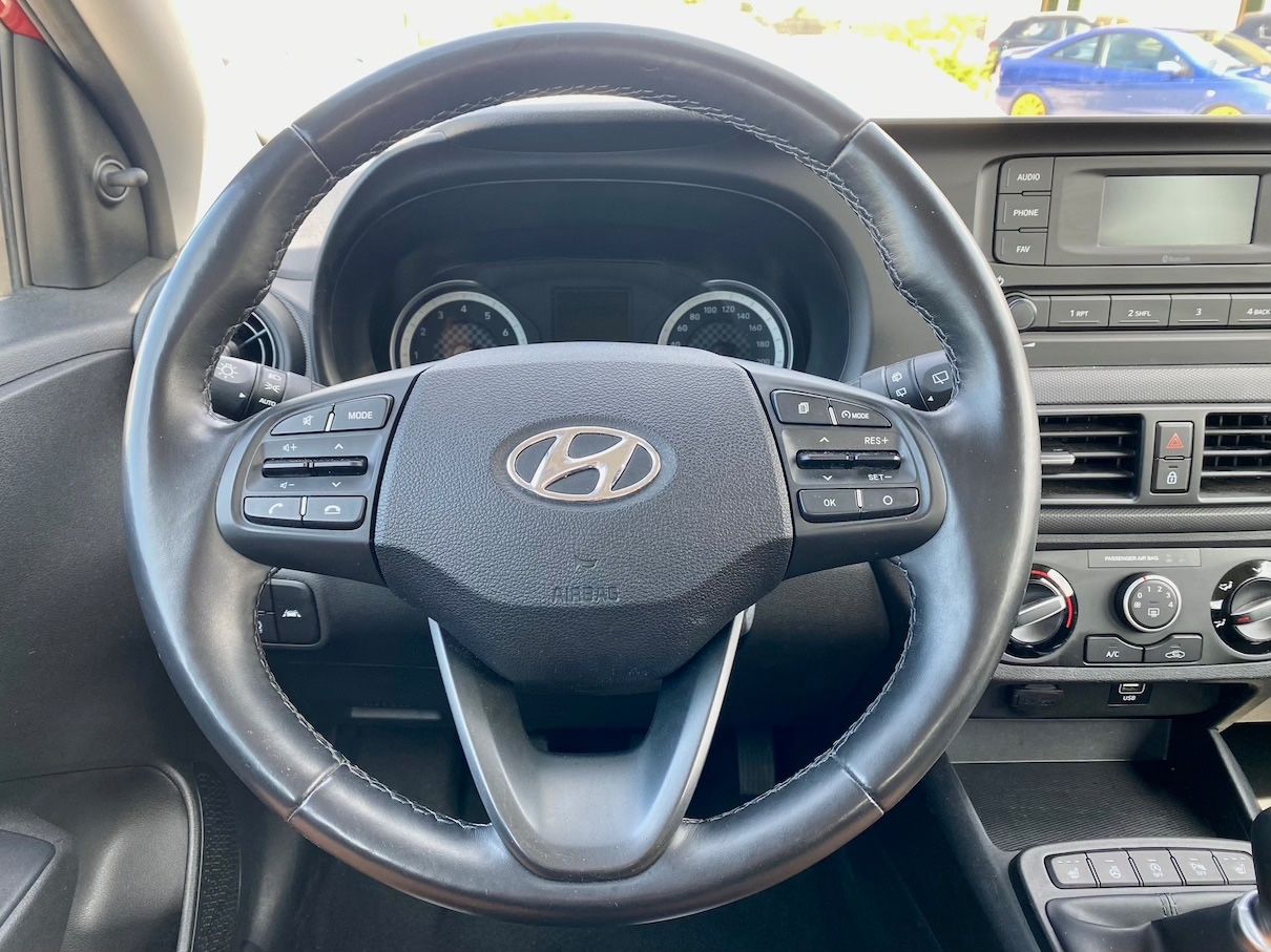 Fahrzeugabbildung Hyundai i10 1.0 SHZ KLIMA ALLWETTERREIFEN PDC RADIO USB