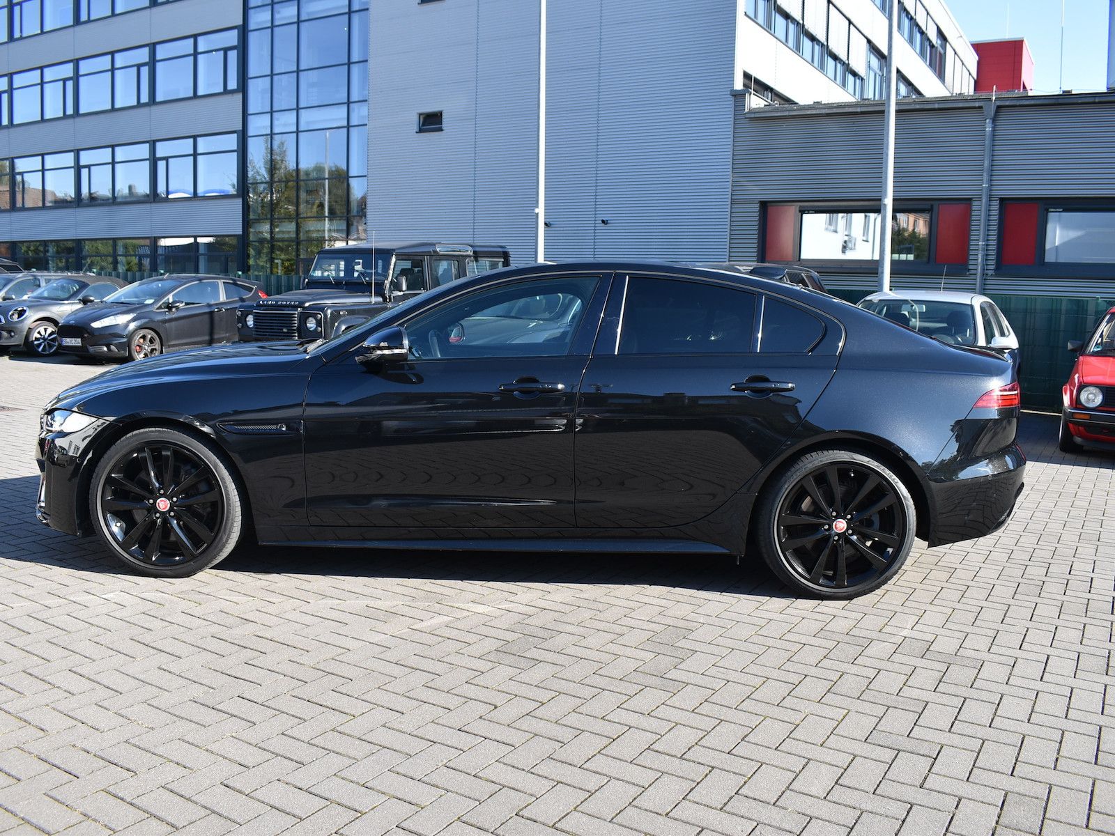 Fahrzeugabbildung Jaguar XE R-Dynamic SE BLACK PAK*LEDER*PANORAMA*KEYLESS