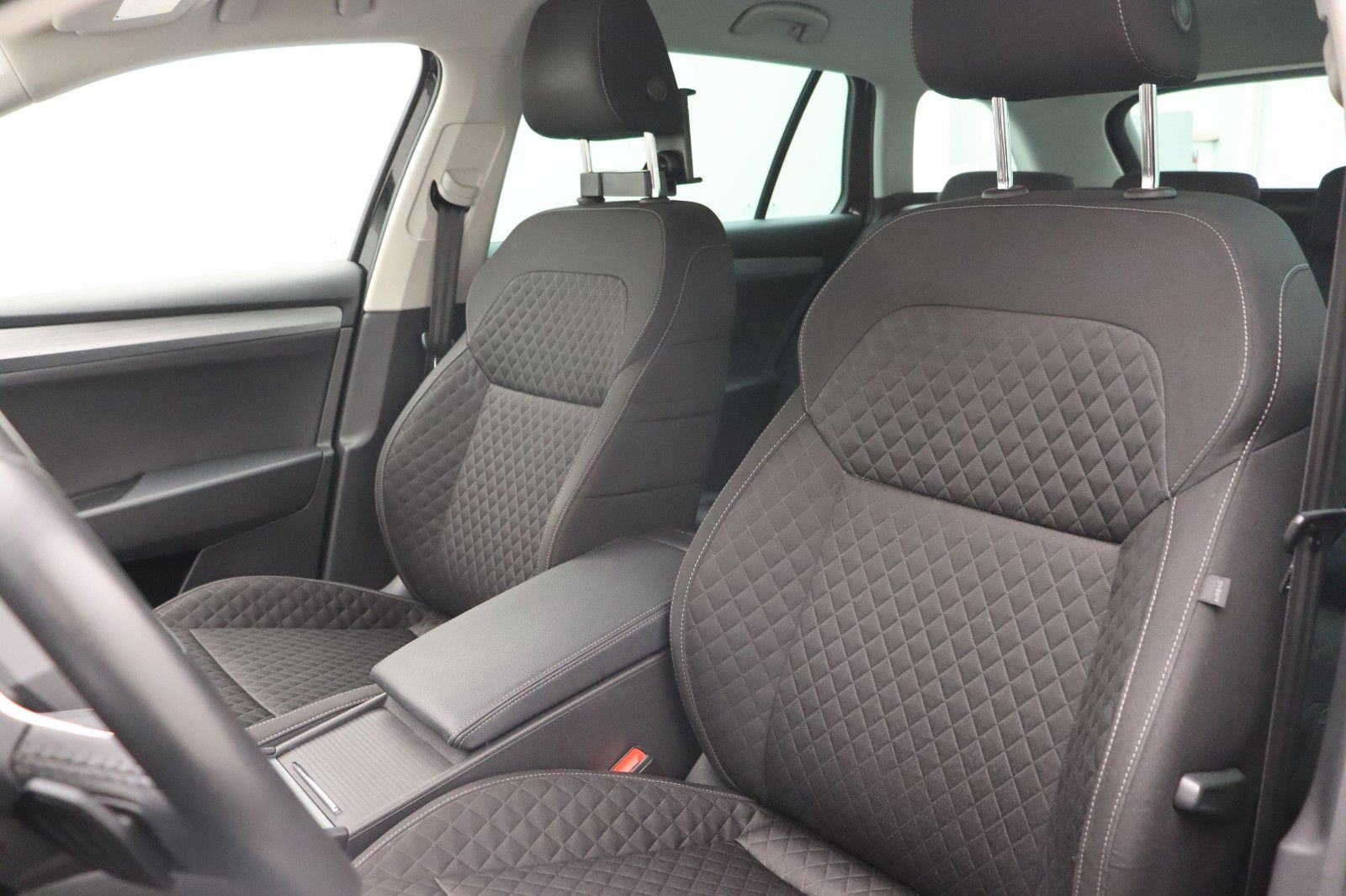 Fahrzeugabbildung SKODA Superb Combi Ambition LED ACC Navi