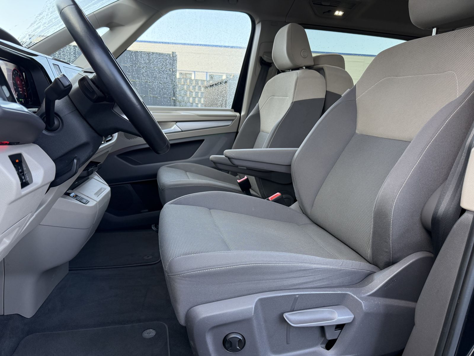 Fahrzeugabbildung Volkswagen T7 Multivan Energetic 6-Sitzer NAV+MATRIX+AHK+VC