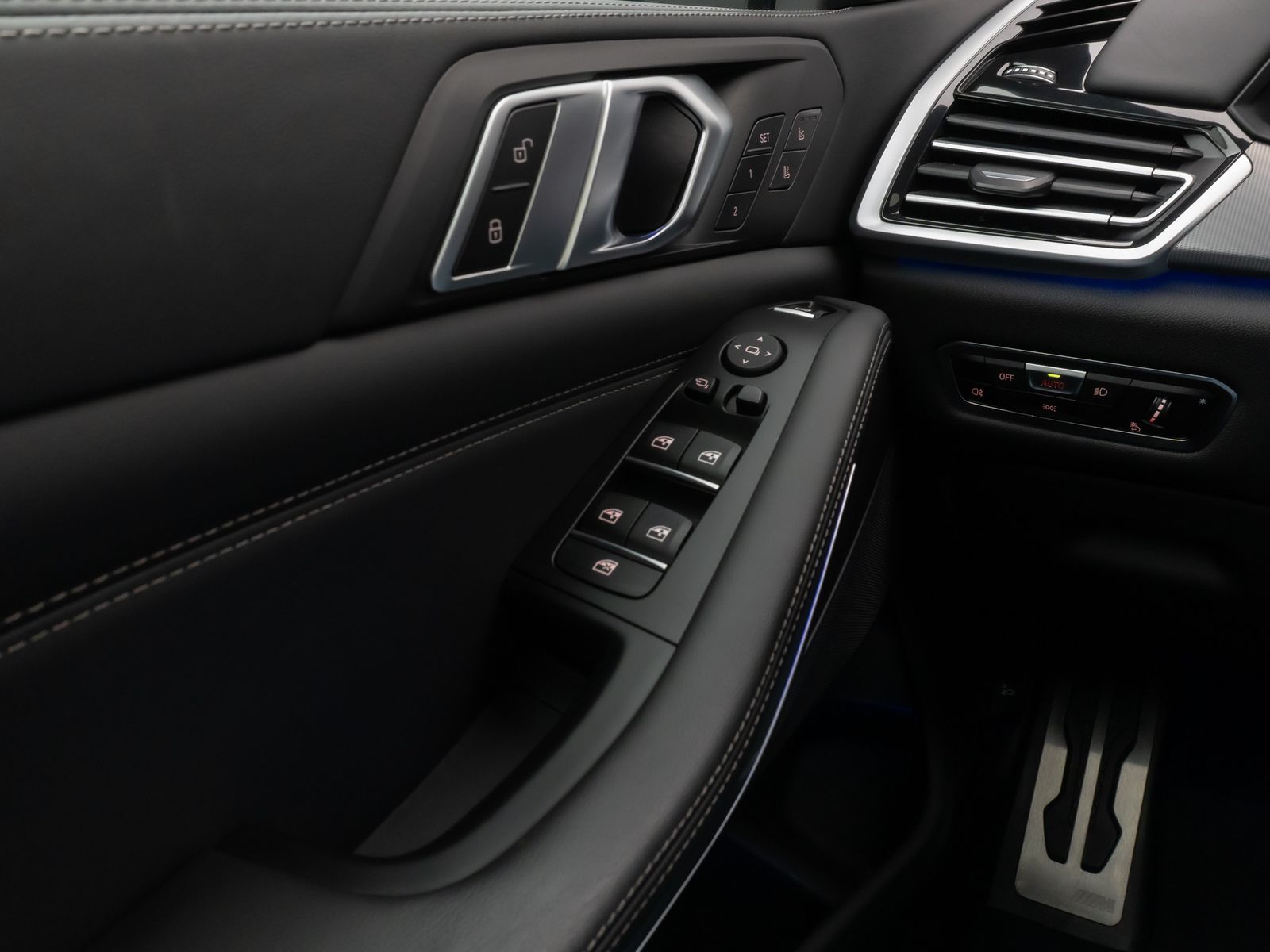 Fahrzeugabbildung BMW X5 xD40d M Sport Panorama Kamera HUD DAB Massage