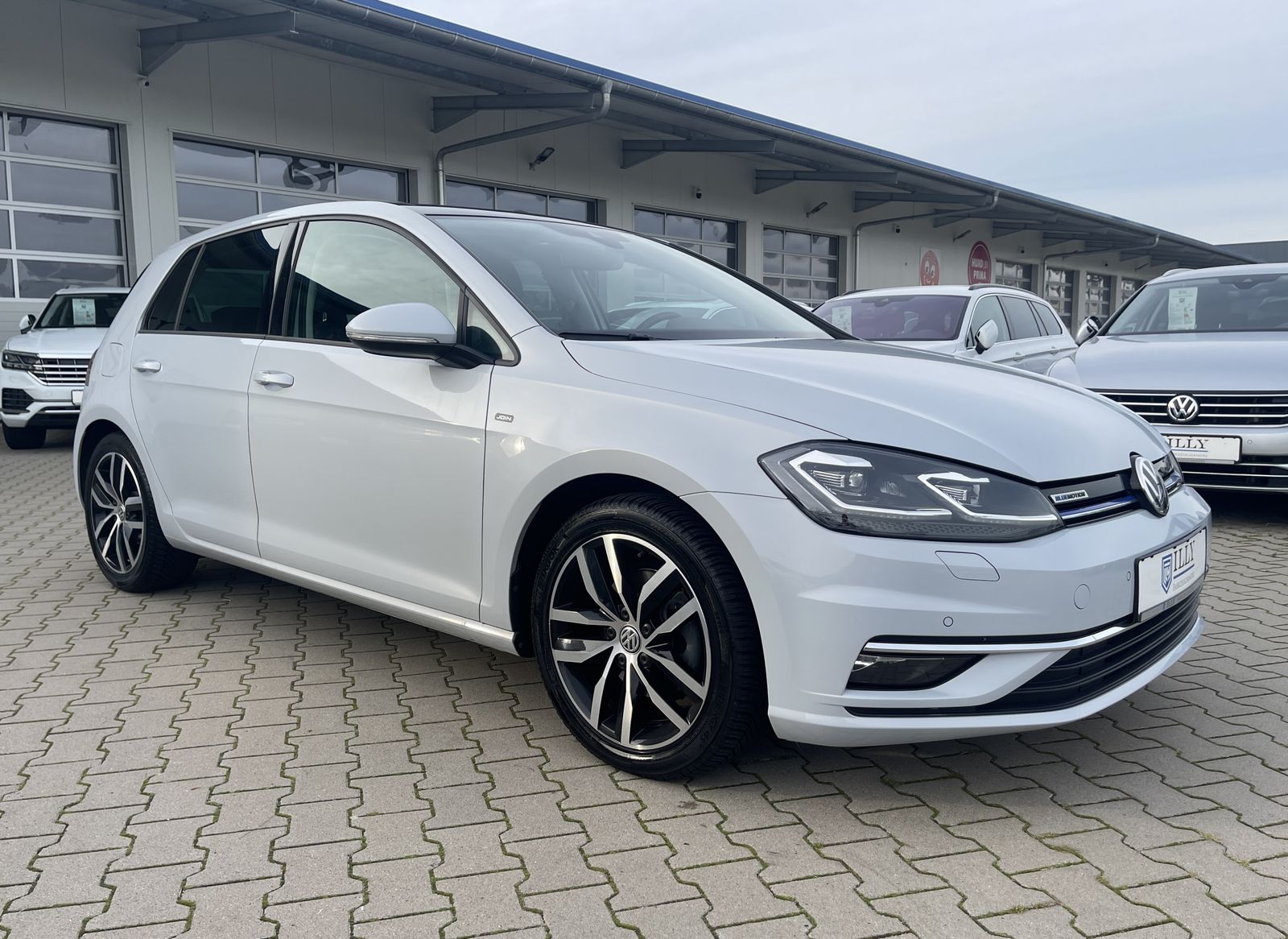 Fahrzeugabbildung Volkswagen Golf 1.5 TSI*BlueMotion*LED-Matrix*Spur*Navi*