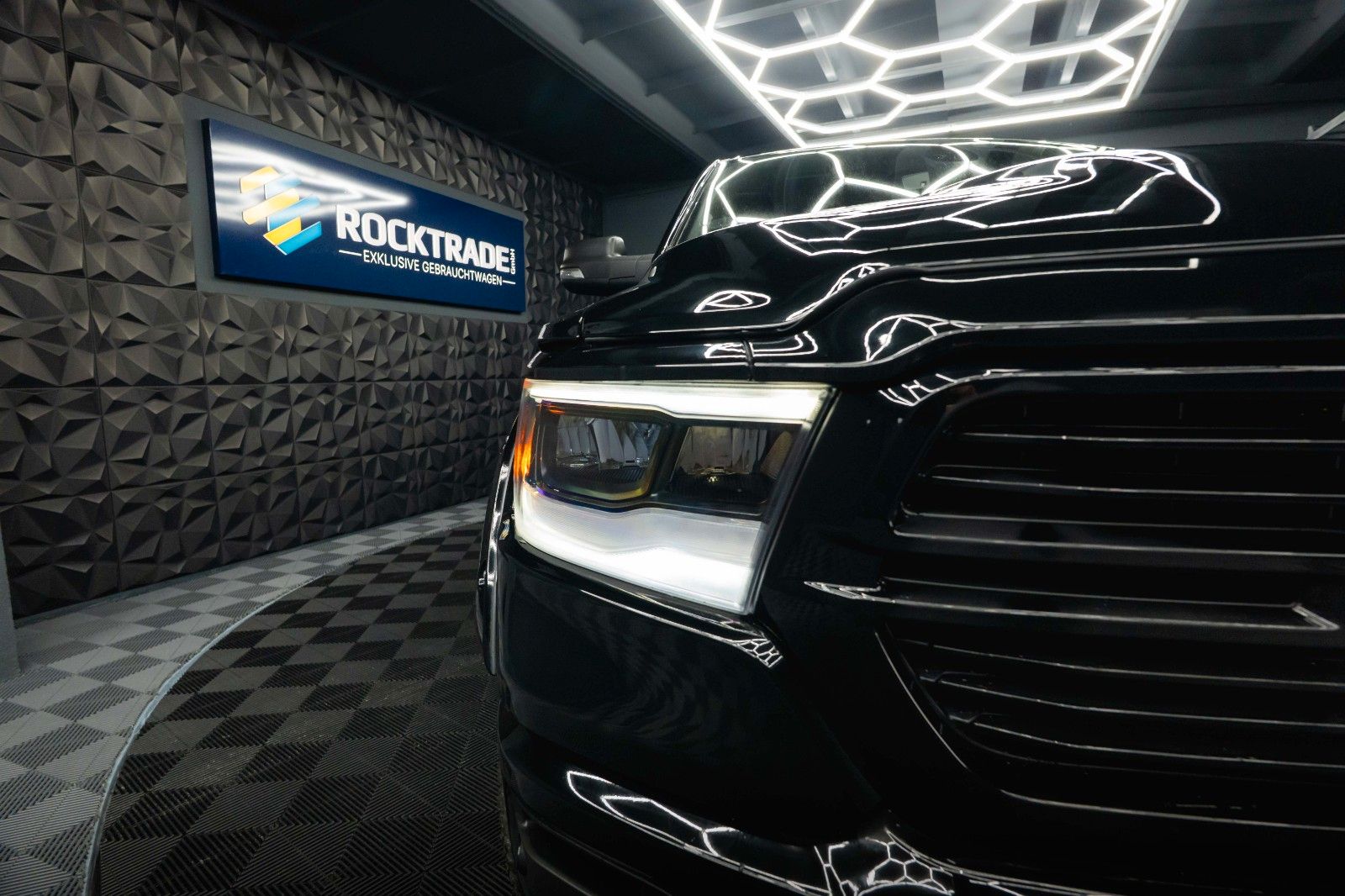 Fahrzeugabbildung Dodge RAM 5.7 V8 HEMI 4x4 Offroad Night-Paket LED 19%