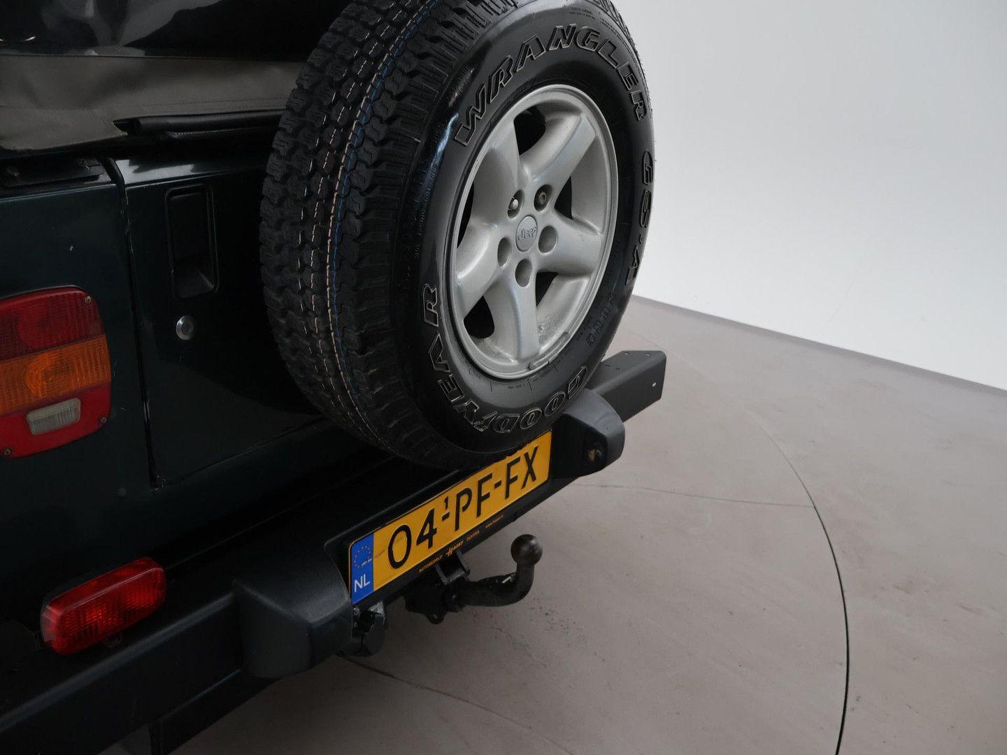 Jeep Wrangler Sahara 4.0i | 177 ch | BVM | Capote souple | Attelage | Pneus BFGoodrich All-Terrain | Bluetooth/DAB