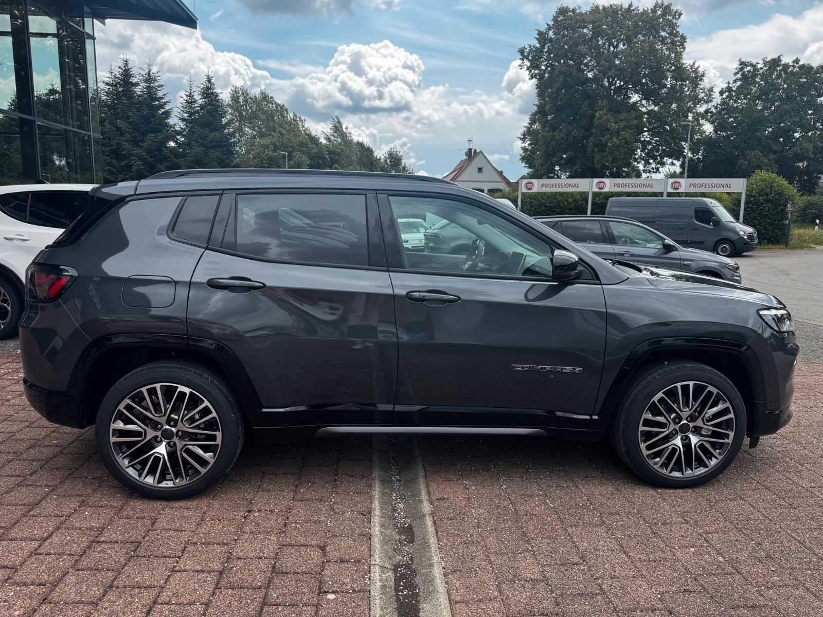 Fahrzeugabbildung Jeep Compass 1.5l Summit Navi ACC Sitzbelüftung  LED