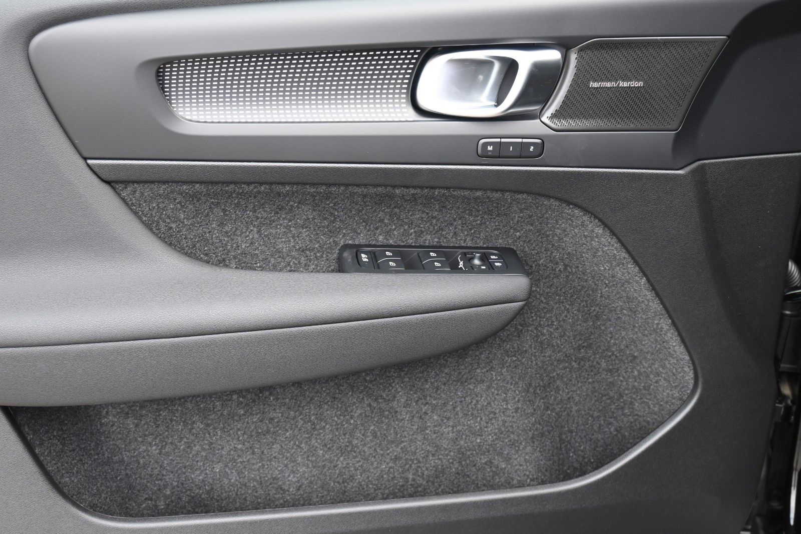 Fahrzeugabbildung Volvo XC40 B3 Plus Black Edition*LED*360*H&K*BLIS*20"