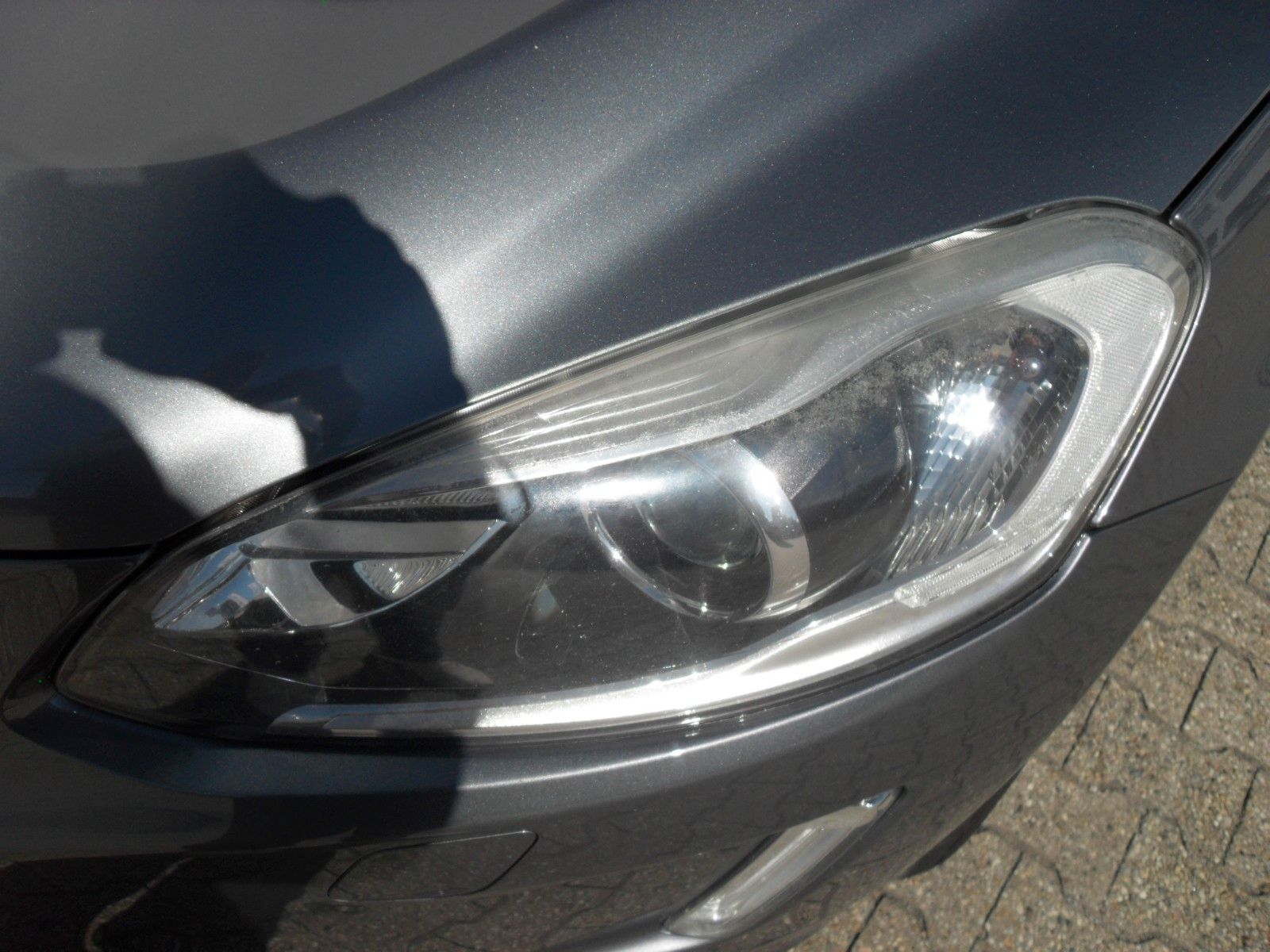 Fahrzeugabbildung Volvo XC 60 2.0 Automatik - Momentum 2WD