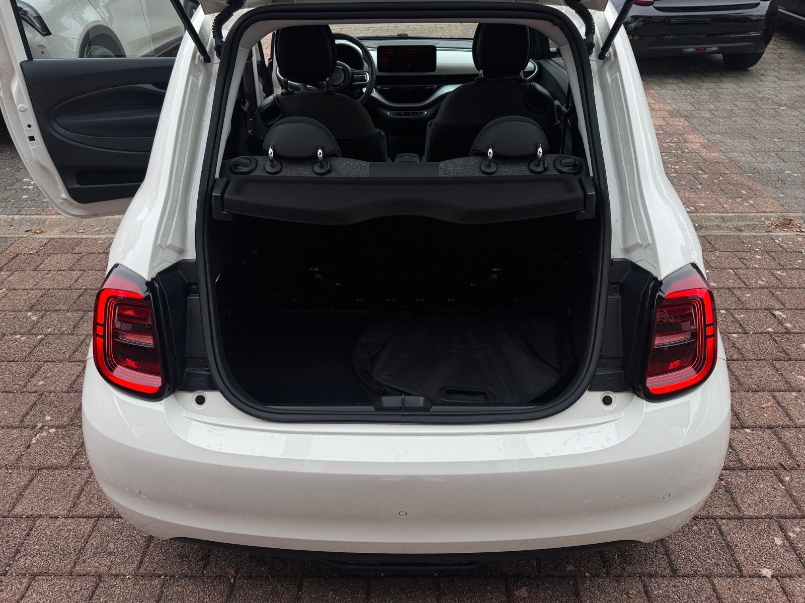 Fahrzeugabbildung Fiat 500e Icon NAVI SITZHEIZUNG KAMERA TEMPOMAT