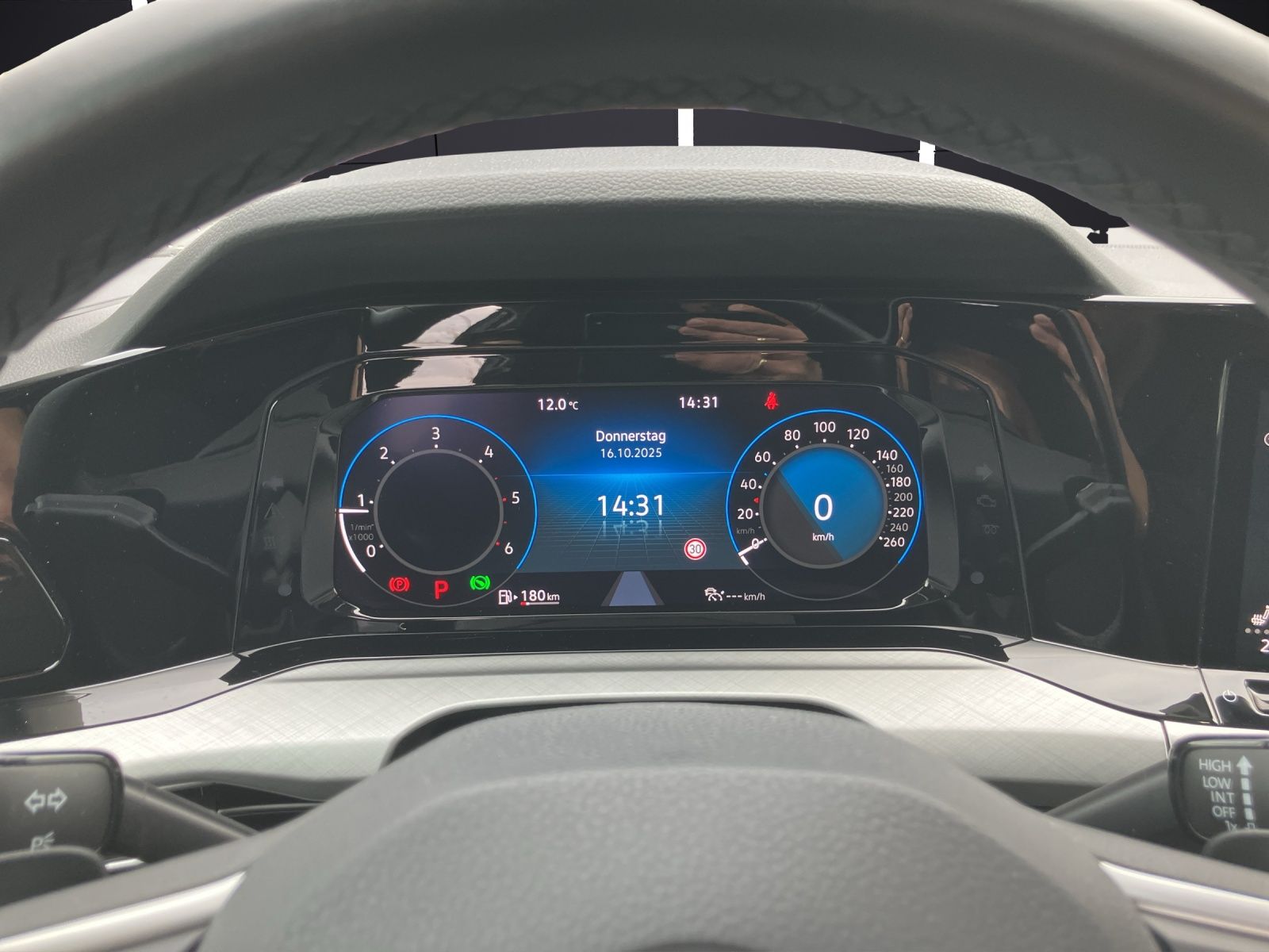 Fahrzeugabbildung Volkswagen Golf VIII Variant TDI Life DSG LED Navi AID ACC