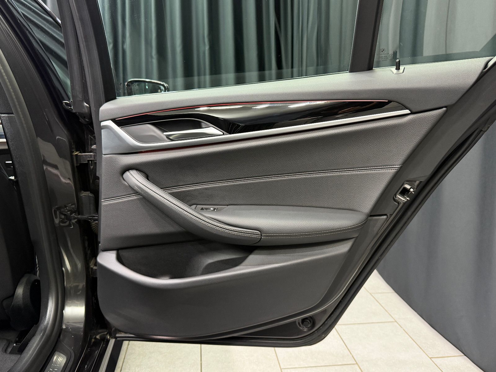 Fahrzeugabbildung BMW BMW 530i Lim xDrive M SPORT|HEAD-UP|360"|NAVI|