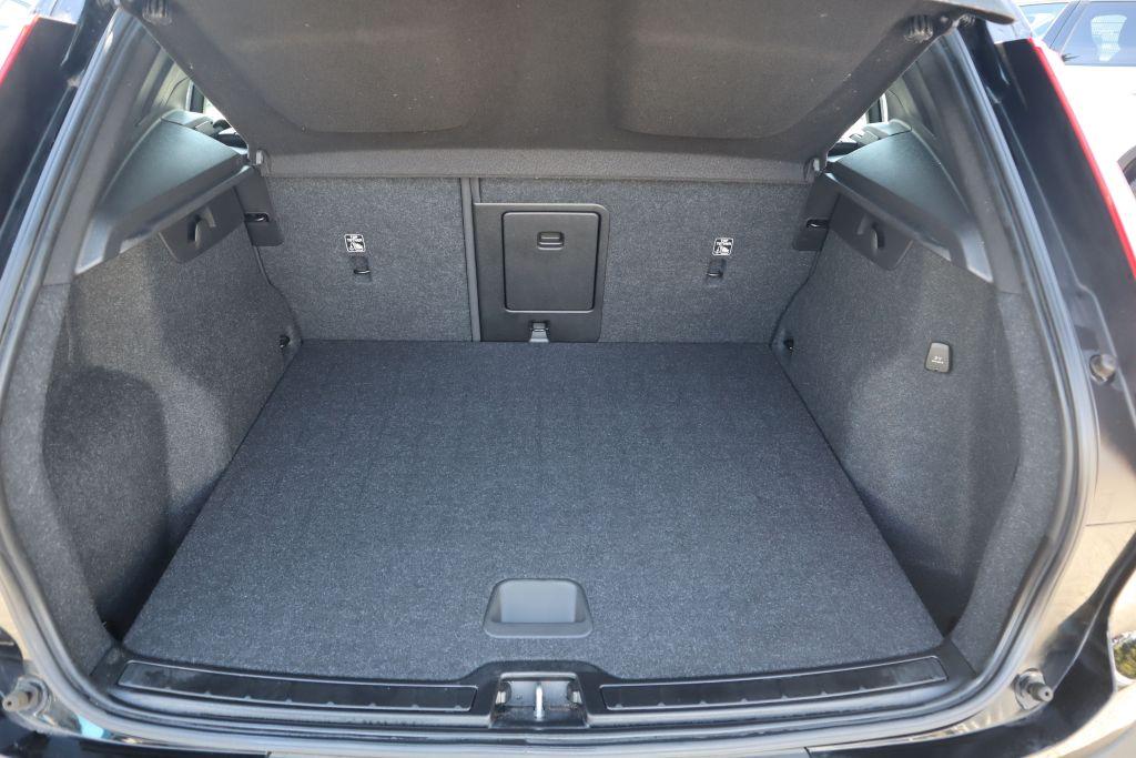 Volvo XC40 T3 Momentum Pro |PANORAMA|R-KAMERA|NAVI|