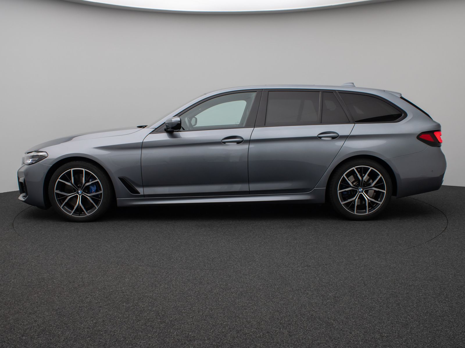 Fahrzeugabbildung BMW 540i xD M Sport Panorama DAB H/K DispKey 19Zoll