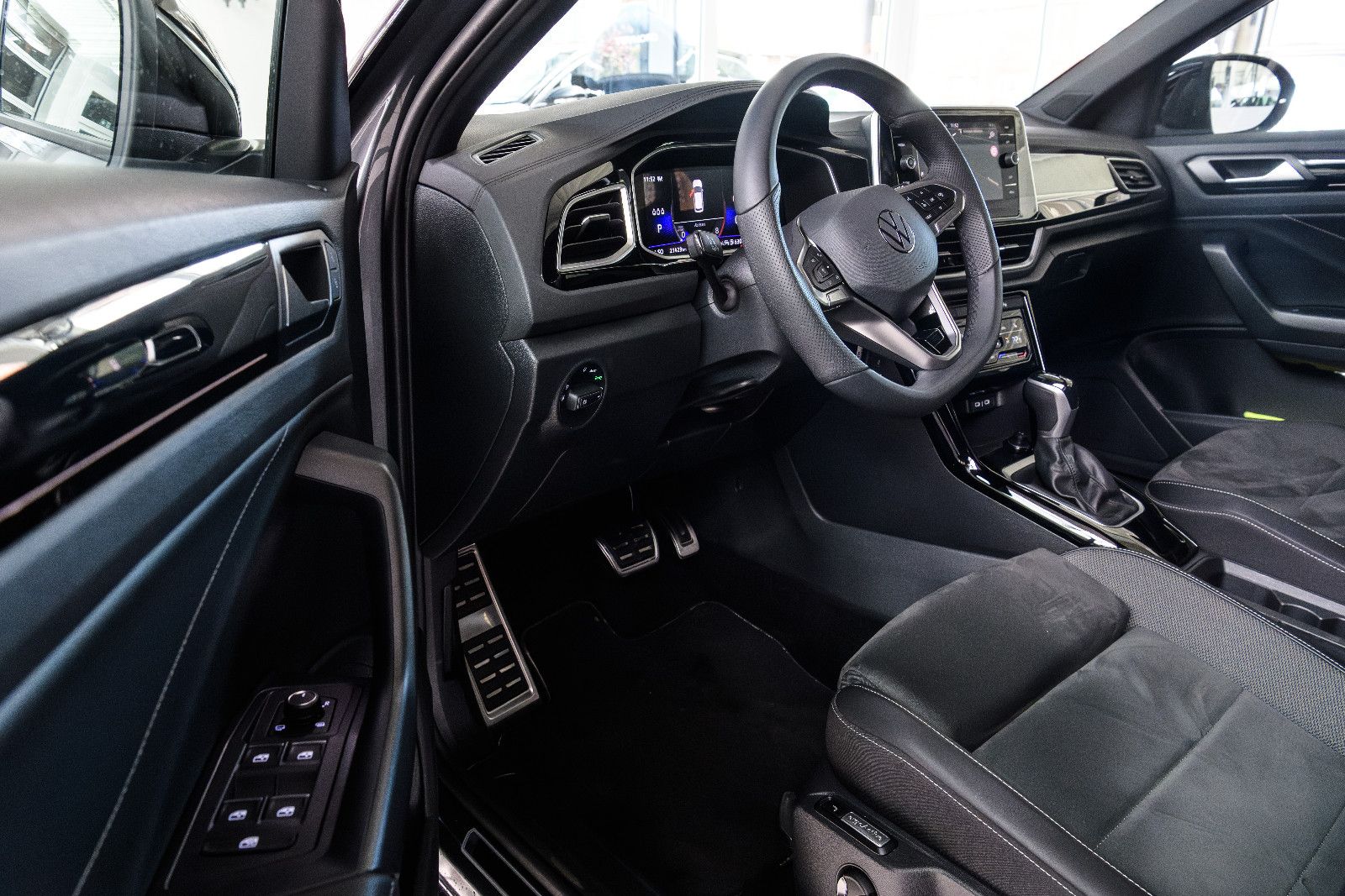 Fahrzeugabbildung Volkswagen T-Roc R-Line 1.5 TSI DSG LED+AHK+KAMERA+ACC+SHZ