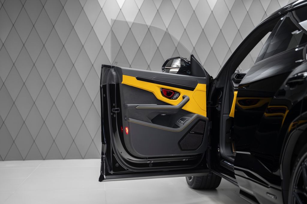 Urus 4.0 V8 SE 2026 BLACK/YELLOW AKRAPOVIC CARBO - Bild 13