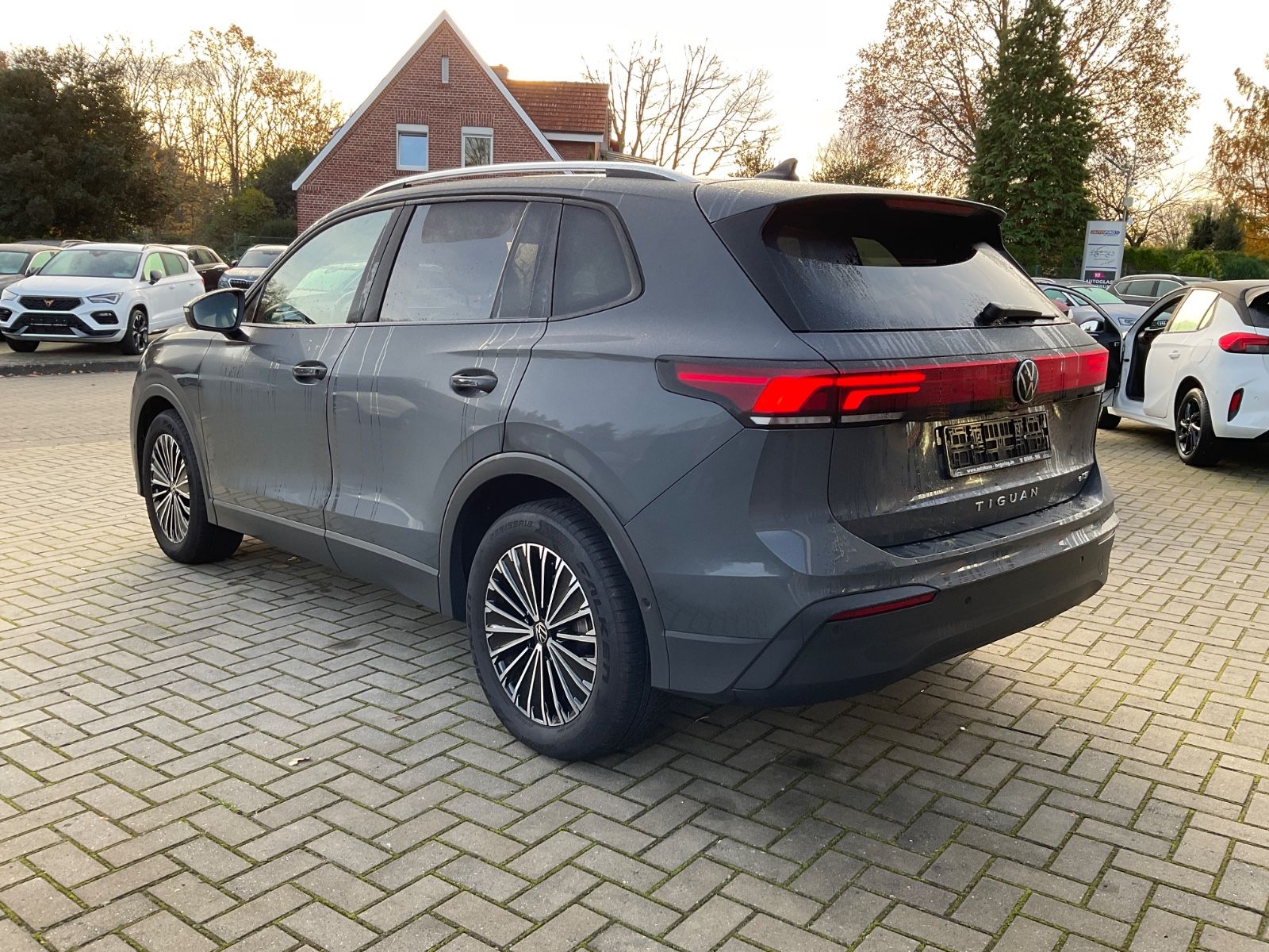 Fahrzeugabbildung Volkswagen Tiguan 1.5 eTSI DSG Life,Kamera,ACC,LED,Navi