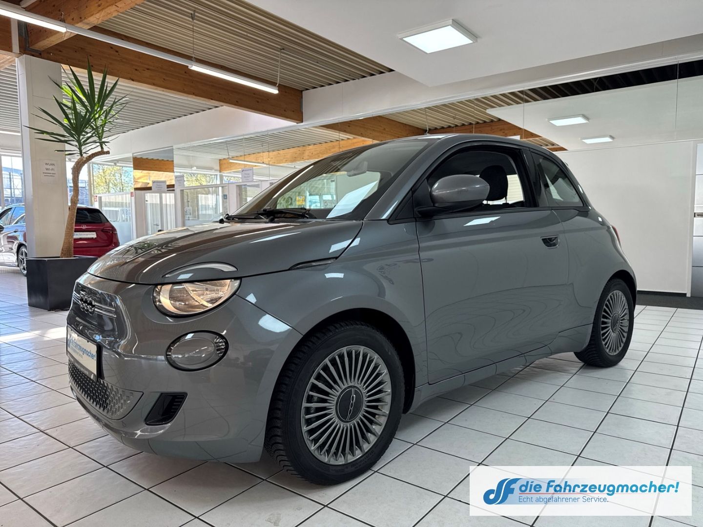 Fahrzeugabbildung Fiat 500 e Icon Navi Memory Sitze Apple CarPlay Andro