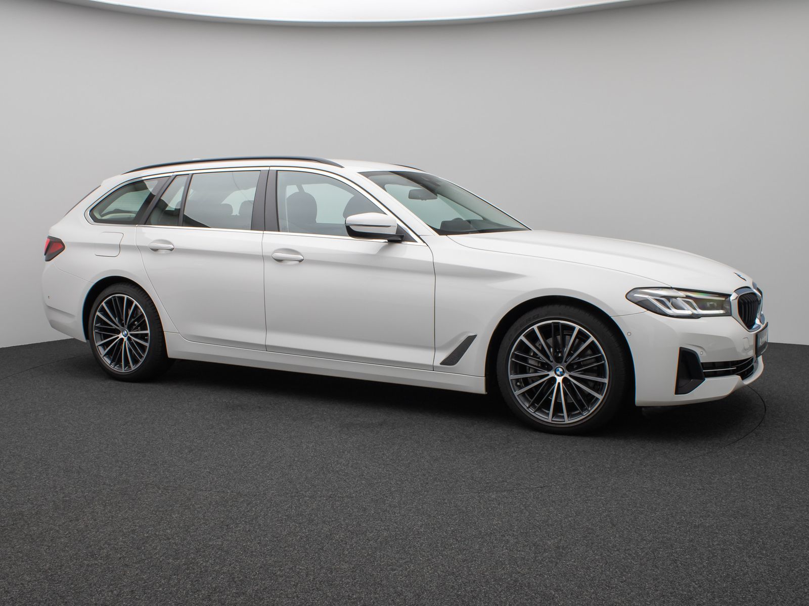 Fahrzeugabbildung BMW 530d Kamera HUD DAB Komfort Alarm Sport 19Zoll