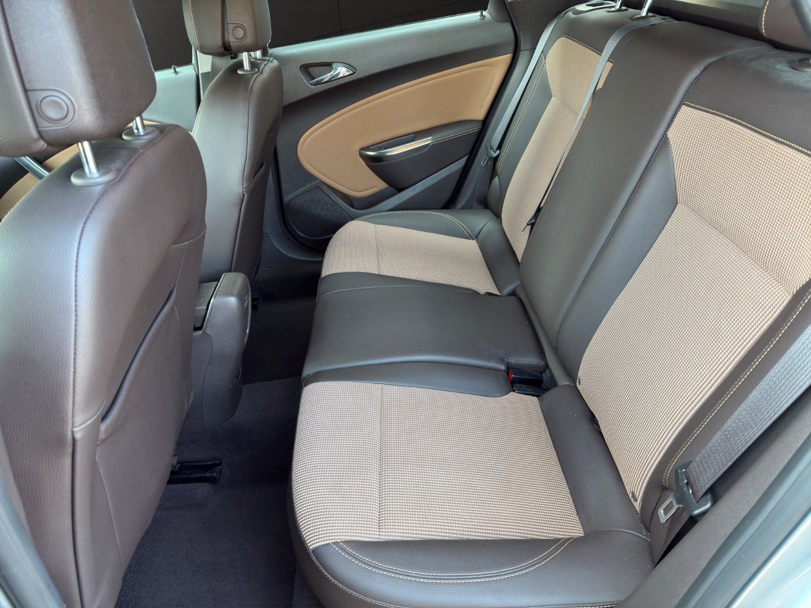Fahrzeugabbildung Opel Astra J Sports *Bhz-Lenkrad*Tempomat*PDC*Sitzhz