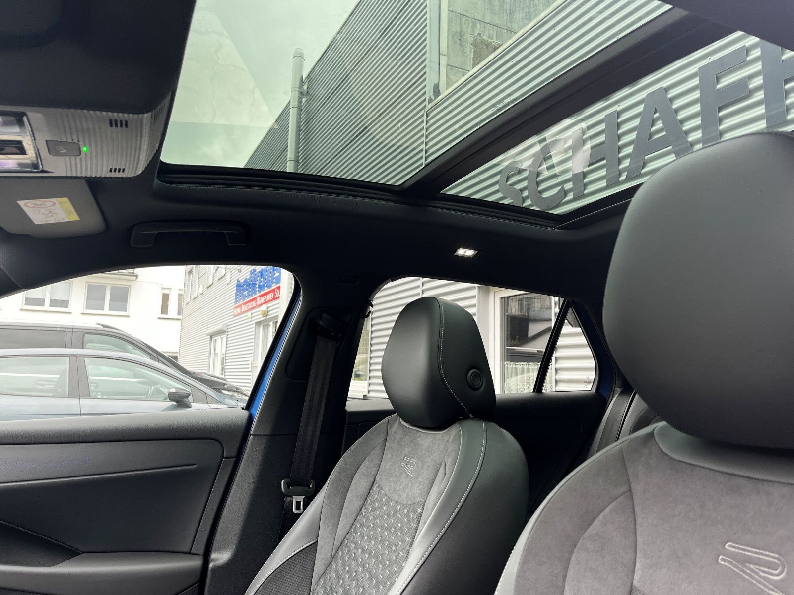 Fahrzeugabbildung Volkswagen T-Roc 1.5 eTSI 140KW ABT R-Line DSG PAN NAV 20"