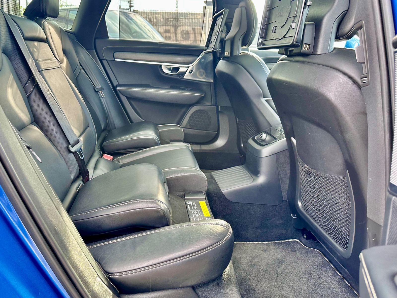Fahrzeugabbildung Volvo V90 KOMBI T8 R-DESIGN HYBRID AWD*AHK+VOLL+MOD.19
