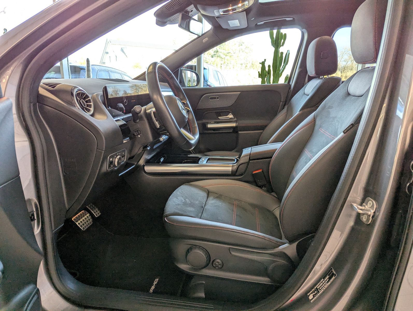 MERCEDES-BENZ GLA 200 AMG Multib. Distronic MBUX Pano AHK 360° - Image 12